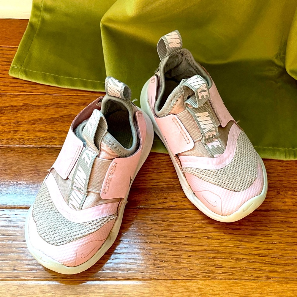 Girls Toddler Nike Slip On Running Shoes Sneakers Pink and White Size 6C
